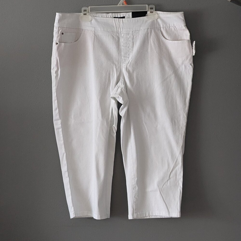 Reitman's White Capris Size 18